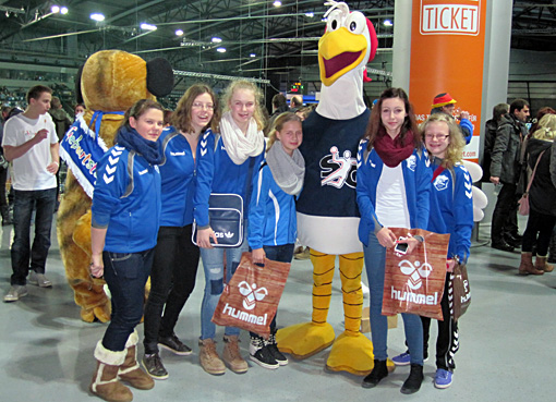 Mädchen der weiblichen C-Jugend mit Möwe Sigi, dem Maskottchen der SG Flensburg-Handewitt. | Foto: Gunnar Lehmann