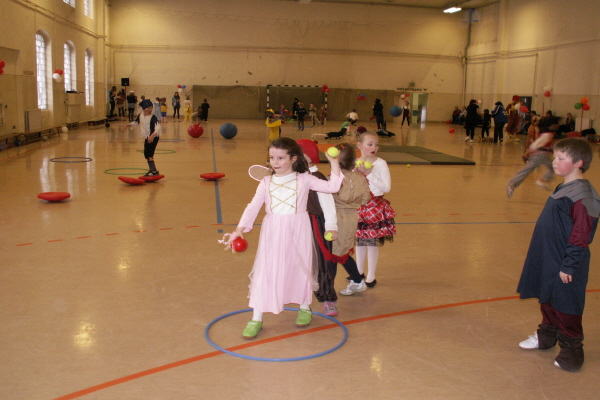 Kinder der Ballgruppe beim Zielwerfen