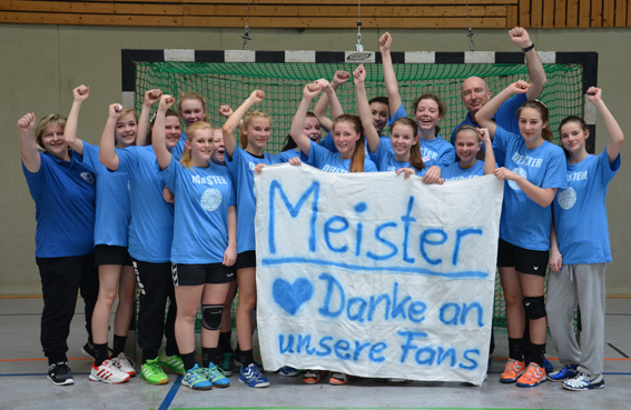 Die weibliche B-Jugend bedankte sich mit einem Transparent für die Unterstützung ihrer Eltern und Fans von der Tribüne. Das Team sicherte sich vorzeitig den Staffelsieg in der Bezirksliga Nord/West | Foto: privat