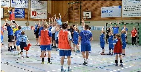 Trubel auf dem Spielfeld: Anna Schiefer von der weiblichen E-Jugend (mit Ball) bekommt beim Freiwurf Unterstützung von Teamkollege Martin Sowa, sieht sich aber einer Übermacht mit Mauer und mehreren Torhütern gegenüber. | Foto: privat