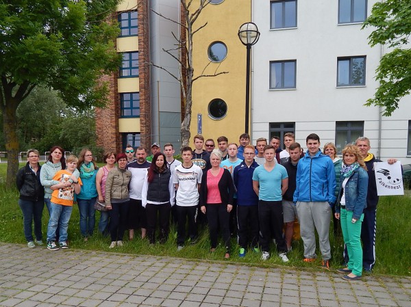 Das „Falkennest“ auf Abschlussfahrt. Vor der Jugendherberge entstand das letzte gemeinsame Foto mit Trainern, Spielern und Eltern der bisherigen männlichen A-Jugend der TSG Calbe. Die Handballer wechseln in der kommenden Saison in den Erwachsenenbereich. | Foto: privat