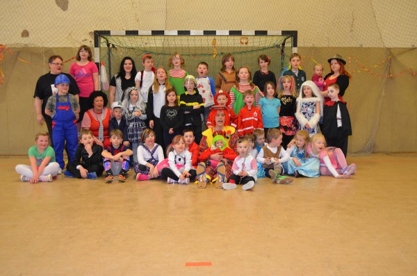 Einen kleinen Höhepunkt erlebten erneut auch die jüngsten Handballer unserer Abteilung. In der Sporthalle Zuckerfabrik fand der alljährliche Kinderfasching der Abteilung statt. Zahlreiche bunt verkleidete Knirpse tobten am Rosenmontag durch die Sporthalle und verbanden Faschingsspaß mit Handball. | Foto: Ulrich Wurbs