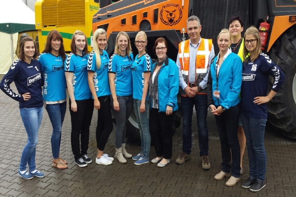 Foto: Die 1. Frauen der TSG mit Firmenchef Ferdinand Doppstadt