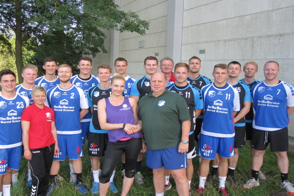 Foto: Verein    Die TSG Calbe startete am 30. Juni in die Saisonvorbereitung. Hier die Mannschaft bei der Übergabe des Kooperationsvertrages durch Standortleiterin Susann Lorenz (LuckyFitness) an Trainer Ronald Kampe.