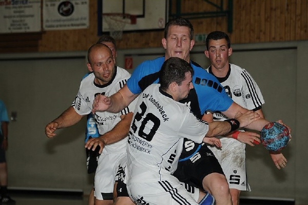 TSG-Kreisspieler Martin Sowa (am Ball) zeigte sich mit acht Toren am Dienstag bereits gut aufgelegt. Auch die Schönebecker um (v.l.) Martin Schröder, Martin Blumenthal und Toni Warschkau zeigten im ersten Testspiel starke Ansätze. Foto: Björn Richter