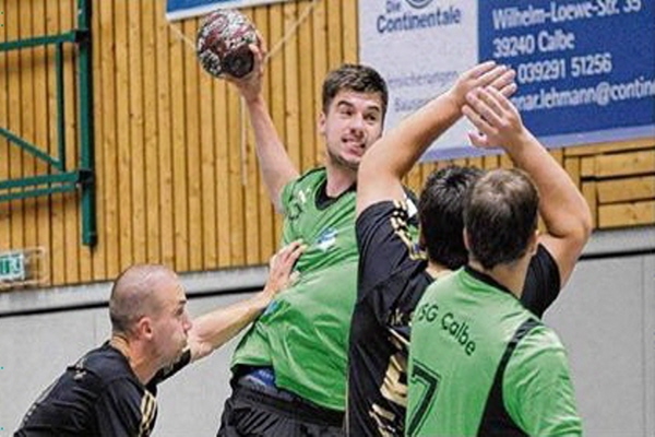 Die TSG Calbe II hatte gegen die favorisierte SG Lok Schönebeck im HVSA-Pokal einen schweren Stand. Die Gäste waren abgeklärter und zogen mit einem deutlichen Sieg ins Achtelfinale ein.   Foto: Nahrstedt