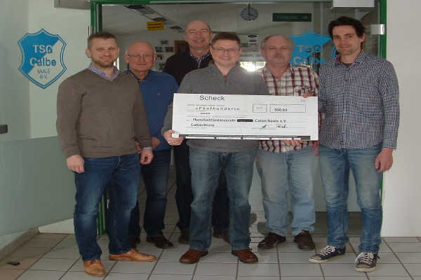 Bild: v.l.n.r. Sven Hause (Vors.TSG Calbe), Peter Müller (Schatzmeister TSG), Gunnar Lehmann (Vors. Handballabtlg.), Steffen Kober (Vors. Förderverein Calbe) Frank Kaina (Vors. Schiedsst.),Jan Tobiasch (Stellv. Schiedsst.) 