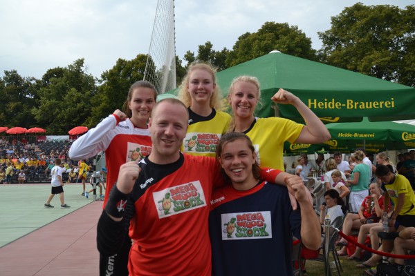 Fünf Calbenser erklärten den großen Stars Grit Jurack und Stefan Kretzschmar in den All-Star-Teams den Kampf: Josephine Suchan, Antje Schreiber und Juliane Gaul vertraten die Frauen (h.v.l.), Stefan Wiederhold und Marius Schwarz (v.l.) wurden in die Männer-Auswahl berufen. | Fotos: Ulrike Neumann