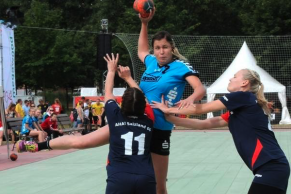 Die Frauen gewannen am Sonnabend knapp mit 13:12 gegen den HC Salzland 06. Am Ende landete die Mannschaft um Lisa-Marie Prokop (im Wurf) auf dem siebenten Platz. | Fotos (2): Enrico Werner